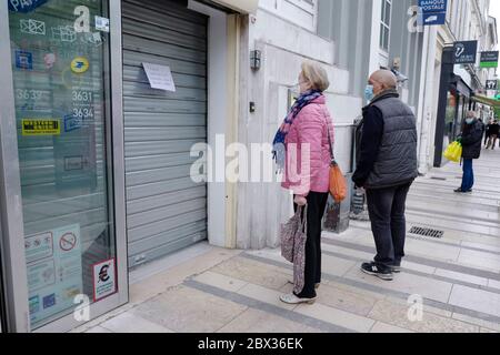 Frankreich, Val de Marne, Charenton le Pont, Covid 19 oder Coronavirus Sperrung, Straßenszene, geschlossener Posten, Computerausfall Stockfoto