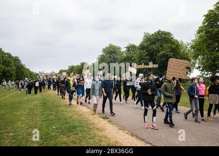 Windsor, Großbritannien. Juni 2020. Hunderte von Jugendlichen nehmen an einem friedlichen protestmarsch entlang des langen Spaziergangs vor Windsor Castle Teil, um sich mit der Bewegung Black Lives Matter zu solidarisieren. Der marsch wurde kurzfristig von Jessica Christie auf Antrag ihrer Tochter Yani, im Alter von 12 Jahren, nach dem Tod von George Floyd, während in der Obhut von Polizeibeamten in Minneapolis in den Vereinigten Staaten organisiert. Quelle: Mark Kerrison/Alamy Live News Stockfoto