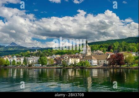 Frankreich, Haute-Savoie (74), Evian-les-Bains, Genfersee, die Stadt und die Kirche Notre Dame de l'Assomption vom See aus gesehen, im Hintergrund links die Dent d'Oche (2221m) Stockfoto