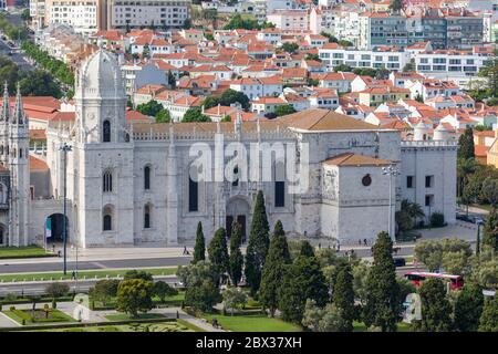 Portugal, Lissabon, Stadtteil Belem, mosteiro dos Jeronimos oder Hieronymitenkloster, UNESCO-Weltkulturerbe (Luftaufnahme) Stockfoto