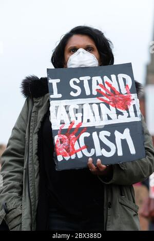 Hereford, Herefordshire, Großbritannien – Donnerstag, 4. Juni 2020 – Protestierende versammeln sich in Hereford als Teil der Black Lives Matter ( BLM ) Kampagne in Erinnerung an George Floyd, der kürzlich von Polizeibeamten in Minneapolis, Minnesota, USA getötet wurde. Die Anzahl der Gäste wurde auf ca. 800 geschätzt. Foto Steven May / Alamy Live News Stockfoto