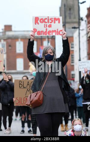 Hereford, Herefordshire, Großbritannien – Donnerstag, 4. Juni 2020 – Protestierende versammeln sich in Hereford als Teil der Black Lives Matter ( BLM ) Kampagne in Erinnerung an George Floyd, der kürzlich von Polizeibeamten in Minneapolis, Minnesota, USA getötet wurde. Die Anzahl der Gäste wurde auf ca. 800 geschätzt. Foto Steven May / Alamy Live News Stockfoto