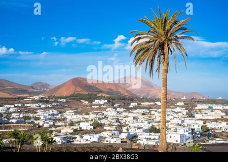 Spanien, Kanarische Inseln, Lanzarote, Uga Dorf, Montana de la Cinta im Hintergrund Stockfoto