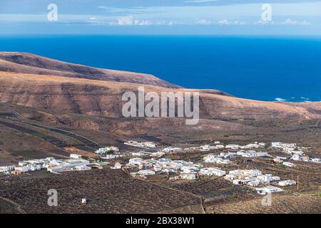 Spanien, Kanarische Inseln, Lanzarote Insel, Panorama vom Gipfel des Corona Vulkans (oder Montana Corona), Blick über Ye Dorf Stockfoto