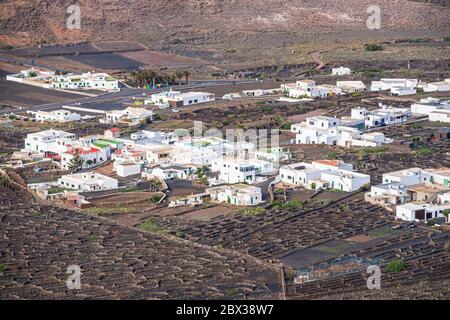 Spanien, Kanarische Inseln, Lanzarote Insel, Panorama vom Gipfel des Corona Vulkans (oder Montana Corona), Blick über Ye Dorf Stockfoto