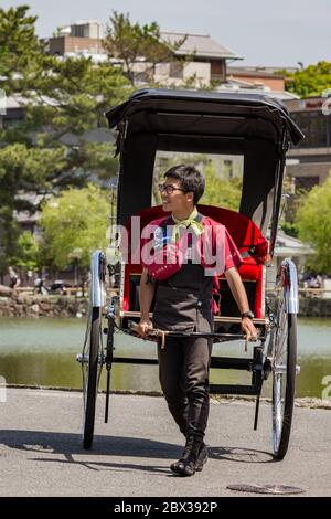 Nara / Japan - 12. Mai 2018: Junger japanischer Rikscha-Abzieher in Nara, Japan Stockfoto