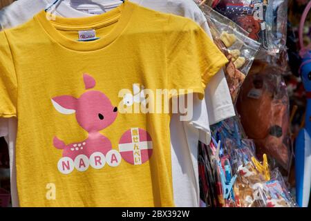 Nara / Japan - 12. Mai 2018: Touristenladen, der Nara Deer Souvenirs verkauft in Nara, Japan Stockfoto