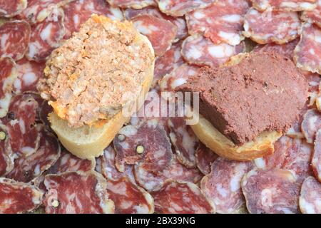 Frankreich, Pyrenäen Atlantiques, Bearn, Ossau Valley, Benou Plateau, Bielle, Maria Blanca Farm, Wurst (Wurst, Espelette Chili Teig, Blutwurst) aus der Familie Pommies Stockfoto