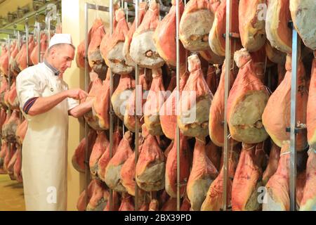 Frankreich, Pyrenees Atlantiques, Bearn, Bidos, Salaisons Michel Loge (seit 1976), Pierre Loge in seinem Bayon Ham Dryer (IGP) Stockfoto