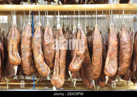 Frankreich, Pyrenees Atlantiques, Bearn, Bidos, Salaisons Michel Loge (seit 1976), Trocknung von handwerklichen Bearnaise andouilles Stockfoto