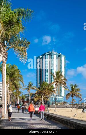 Spanien, Kanarische Inseln, Lanzarote, Arrecife, El Reducto Strand und Arrecife Gran Hotel & Spa Luxushotel Stockfoto