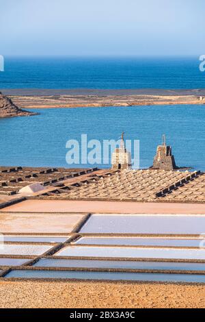 Spanien, Kanarische Inseln, Lanzarote, Salinas de Janubio Stockfoto