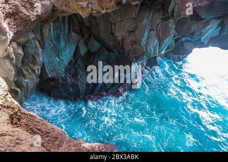 Spanien, Kanarische Inseln, Lanzarote, Naturpark Los Volcanes, El Golfo, Naturgebiet Los Hervideros, Höhlen in alten Lavastrossen gehauen Stockfoto