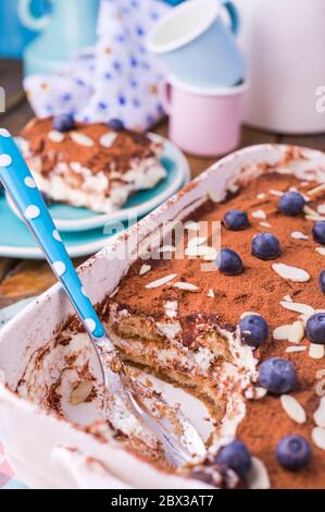 Tiramisu. Traditionelles italienisches Dessert auf weißem Teller. Köstliches Dessert zum Frühstück, die hellen Farben der Gerichte. Kopierbereich. Stockfoto