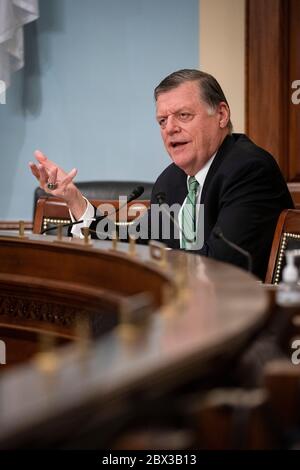 Der Vertreter der Vereinigten Staaten Tom Cole (Republikaner von Oklahoma), rangiertes Mitglied des Unterausschusses für die Mittel des US-Repräsentantenhauses für Arbeit, Gesundheit und menschliche Dienstleistungen, Bildung und verwandte Agenturen, spricht bei einer Anhörung auf dem Capitol Hill in Washington, DC, USA, am Donnerstag, 4. Juni 2020. Kredit: Al Drago/Pool über CNP/MediaPunch Stockfoto