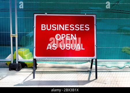 Rotes Straßenschild „Business Open as Usual“ Stockfoto