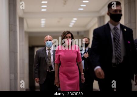 Die Sprecherin des Repräsentantenhauses der Vereinigten Staaten, Nancy Pelosi (Demokratin von Kalifornien), kommt am Donnerstag, den 4. Juni 2020, zu ihrer wöchentlichen Pressekonferenz auf dem Capitol Hill in Washington, District of Columbia. Quelle: Ting Shen/CNP/MediaPunch Stockfoto