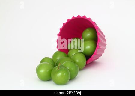 Pflaumen grün isoliert auf weißem Hintergrund. Grüne Pflaumen Bilder von den ersten Früchten im Sommer Stockfoto