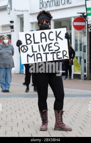 Hereford, Herefordshire, Großbritannien – Donnerstag, 4. Juni 2020 – Protestierende versammeln sich in Hereford als Teil der Black Lives Matter ( BLM ) Kampagne in Erinnerung an George Floyd, der kürzlich von Polizeibeamten in Minneapolis, Minnesota, USA getötet wurde. Die Anzahl der Gäste wurde auf ca. 800 geschätzt. Foto Steven May / Alamy Live News Stockfoto