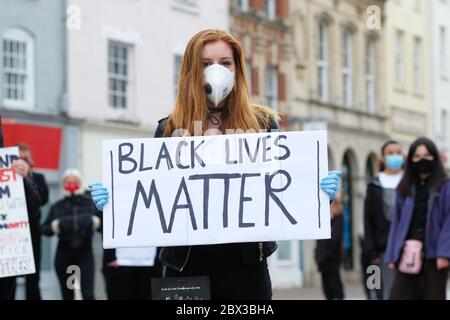 Hereford, Herefordshire, Großbritannien – Donnerstag, 4. Juni 2020 – Protestierende versammeln sich in Hereford als Teil der Black Lives Matter ( BLM ) Kampagne in Erinnerung an George Floyd, der kürzlich von Polizeibeamten in Minneapolis, Minnesota, USA getötet wurde. Die Anzahl der Gäste wurde auf ca. 800 geschätzt. Foto Steven May / Alamy Live News Stockfoto