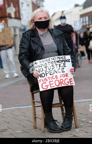 Hereford, Herefordshire, Großbritannien – Donnerstag, 4. Juni 2020 – Protestierende versammeln sich in Hereford als Teil der Black Lives Matter ( BLM ) Kampagne in Erinnerung an George Floyd, der kürzlich von Polizeibeamten in Minneapolis, Minnesota, USA getötet wurde. Die Anzahl der Gäste wurde auf ca. 800 geschätzt. Foto Steven May / Alamy Live News Stockfoto