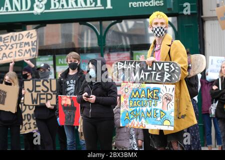 Hereford, Herefordshire, Großbritannien – Donnerstag, 4. Juni 2020 – Protestierende versammeln sich in Hereford als Teil der Black Lives Matter ( BLM ) Kampagne in Erinnerung an George Floyd, der kürzlich von Polizeibeamten in Minneapolis, Minnesota, USA getötet wurde. Die Anzahl der Gäste wurde auf ca. 800 geschätzt. Foto Steven May / Alamy Live News Stockfoto