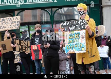 Hereford, Herefordshire, Großbritannien – Donnerstag, 4. Juni 2020 – Protestierende versammeln sich in Hereford als Teil der Black Lives Matter ( BLM ) Kampagne in Erinnerung an George Floyd, der kürzlich von Polizeibeamten in Minneapolis, Minnesota, USA getötet wurde. Die Anzahl der Gäste wurde auf ca. 800 geschätzt. Foto Steven May / Alamy Live News Stockfoto