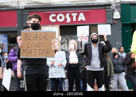 Hereford, Herefordshire, Großbritannien – Donnerstag, 4. Juni 2020 – Protestierende versammeln sich in Hereford als Teil der Black Lives Matter ( BLM ) Kampagne in Erinnerung an George Floyd, der kürzlich von Polizeibeamten in Minneapolis, Minnesota, USA getötet wurde. Die Anzahl der Gäste wurde auf ca. 800 geschätzt. Foto Steven May / Alamy Live News Stockfoto