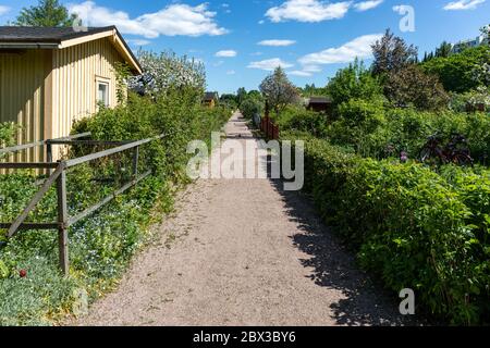 Schotterweg durch Vallila Kleingarten oder Gemeinschaftsgarten in Helsinki, Finnland Stockfoto