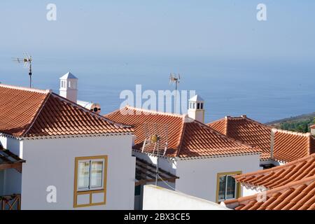 Weiße Häuser mit roten Dächern am Meer Stockfoto
