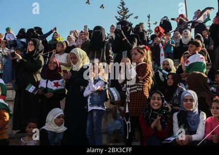 4. Juni 2020: Die Syrer treffen sich auf einem öffentlichen Platz in der Stadt Idlib in Nordsyrien, um den Sturz des Regimes zu fordern und die Massaker des syrischen Regimes an Zivilisten seit Beginn der syrischen Revolution bis jetzt zu verurteilen. Kredit: Moawia Atrash/ZUMA Wire/Alamy Live News Stockfoto