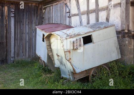 Zwei alte und beschädigte kleine Zigeunerwagen Stockfoto