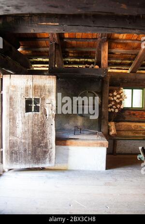 Altes verlassene Bauernhaus mit Kamin zum Kochen Stockfoto