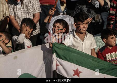 4. Juni 2020: Die Syrer treffen sich auf einem öffentlichen Platz in der Stadt Idlib in Nordsyrien, um den Sturz des Regimes zu fordern und die Massaker des syrischen Regimes an Zivilisten seit Beginn der syrischen Revolution bis jetzt zu verurteilen. Kredit: Moawia Atrash/ZUMA Wire/Alamy Live News Stockfoto