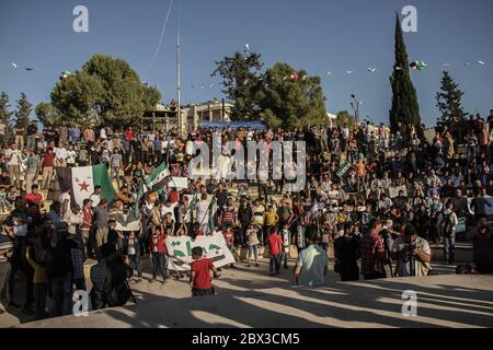 4. Juni 2020: Die Syrer treffen sich auf einem öffentlichen Platz in der Stadt Idlib in Nordsyrien, um den Sturz des Regimes zu fordern und die Massaker des syrischen Regimes an Zivilisten seit Beginn der syrischen Revolution bis jetzt zu verurteilen. Kredit: Moawia Atrash/ZUMA Wire/Alamy Live News Stockfoto