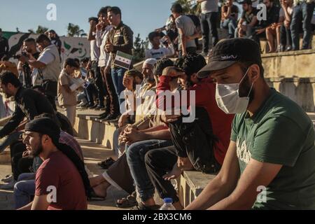 4. Juni 2020: Die Syrer treffen sich auf einem öffentlichen Platz in der Stadt Idlib in Nordsyrien, um den Sturz des Regimes zu fordern und die Massaker des syrischen Regimes an Zivilisten seit Beginn der syrischen Revolution bis jetzt zu verurteilen. Kredit: Moawia Atrash/ZUMA Wire/Alamy Live News Stockfoto