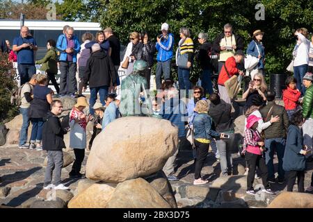 Touristen Strömen Um Die Kleine Meerjungfrau Statue Im Hafen Von Kopenhagen Stockfoto