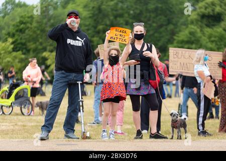 Eine weiße Familie im Black Lives Matters Protest im Hyde Park, London, 3. Juni 2020 Stockfoto