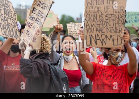 Eine Frau, die mit erhobener Faust den Protest von Black Lives Matters im Hyde Park, London, 3. Juni 2020 anschreit Stockfoto