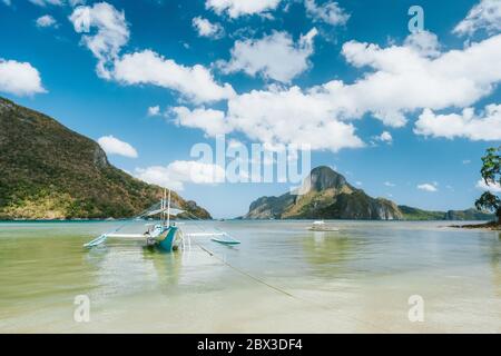 Boot in El Nido Bucht und Cadlao Insel, Palawan, Philippinen Stockfoto