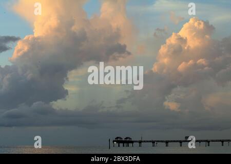 Wolken über Pier in Clearwater, Florida Stockfoto
