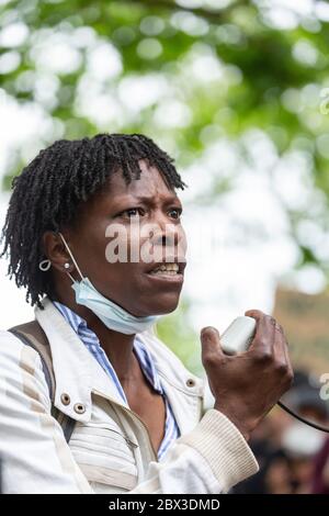 Eine Frau, die am 3. Juni 2020 im Londoner Hyde Park eine leidenschaftliche Rede über einen Lautsprecher beim Protest Black Lives Matters hält Stockfoto