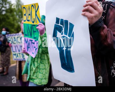 Juni 2020. Rochester, Kent. Vereinigtes Königreich. Unterstützer der Gruppe Black Lives Matter halten selbstgemachte Banner Stockfoto