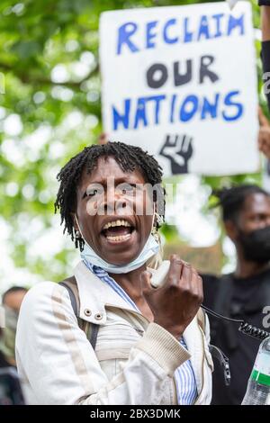 Eine Frau, die am 3. Juni 2020 im Londoner Hyde Park eine leidenschaftliche Rede über einen Lautsprecher beim Protest Black Lives Matters hält Stockfoto