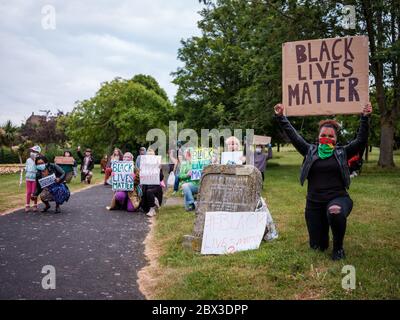 Juni 2020. Rochester, Kent. Vereinigtes Königreich. Unterstützer der Gruppe Black Lives Matter nehmen an einem friedlichen Protest in Rochester, Kent, Teil. Stockfoto