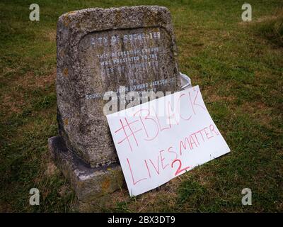 Juni 2020. Rochester, Kent. Vereinigtes Königreich. Ein Plakat ruht auf einem Grabstein während eines Black Lives Matter Protests in Rochester Stockfoto