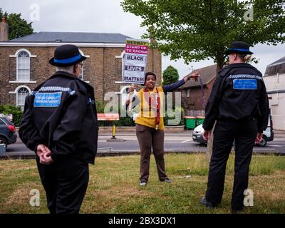 Juni 2020. Rochester, Kent, England. Cllr Lola Oyewusi spricht mit zwei Polizeibeamten während eines friedlichen Protestes gegen Black Lives Matter Stockfoto