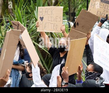 Eine Gruppe von Demonstranten, die Pappschilder beim Protest von Black Lives Matters in London am 3. Juni 2020 hochhalten Stockfoto