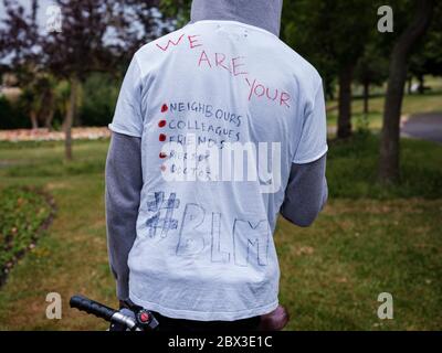 Juni 2020. Rochester, Kent. England. Vereinigtes Königreich. Ein Protestierende trägt ein handgeschriebenes T-Shirt zur Unterstützung der Black Lives Matter in Rochester. Stockfoto