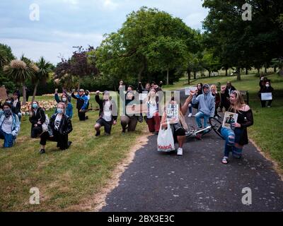 Juni 2020. Rochester, Kent. Vereinigtes Königreich. Unterstützer der Gruppe Black Lives Matter knieen während eines Protestes in Rochester. Stockfoto